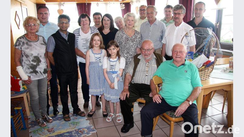 Jubilar Walter Aigner (sitzend, Zweiter von rechts) freute sich über die vielen Glückwünsche seiner Verwandten und Freunde sowie seitens der Marktgemeinde Fuchsmühl. Bild: wro