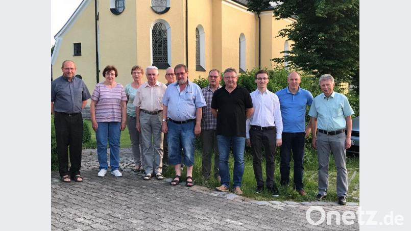 Die Führungsmannschaft des Orgelbauvereins mit Gästen (von links): Pfarrer Thomas Thiermann, Rita Ott, Rita Forster, Hans Schmidkonz, Benno Krottenthaler, Robert Sladky, Erhard Forster, Vorsitzender Johann Löw, Florian Löw, Markus Preisinger und Bürgermeister Lothar Müller. Bild: exb