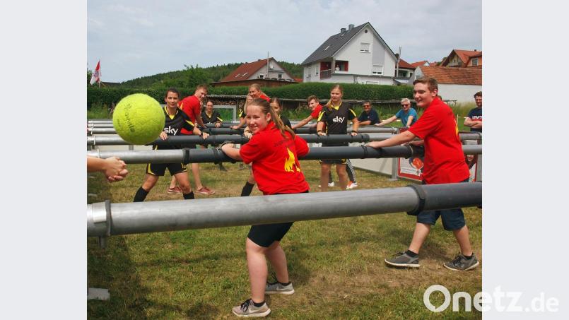 Das Menschen-Kicker-Turnier lockte rund 300 Zuschauer an. Bild: sön