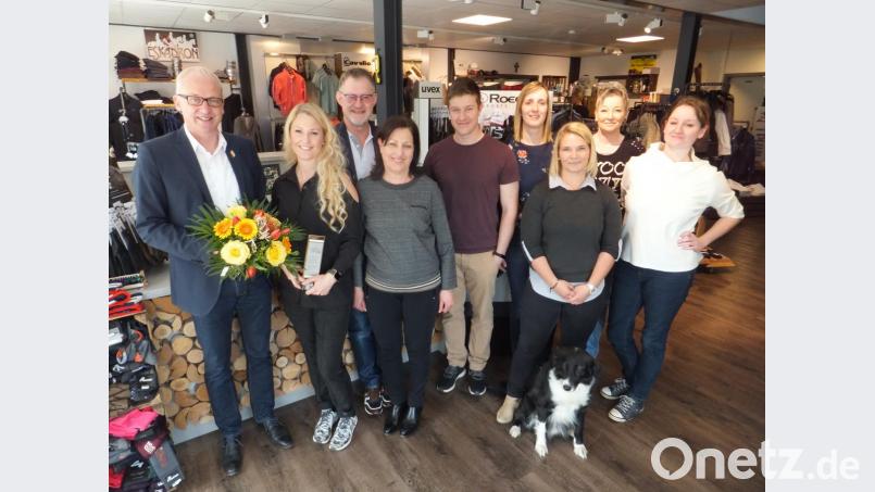 Mit Kerstin Schön und ihrer Familie (ab zweite von links) freuten sich der Bürgermeister (links) und die Mitarbeiterinnen (rechts) über die besondere Anerkennung. Bild: ibj