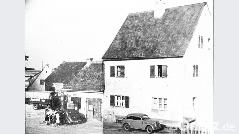 1936 baute Norbert Kleindienst in der Bayreuther Straße ein Wohnhaus mit Werkstatt. 1951 kam eine Esso-Tankstelle hinzu. Links im Bild ist der Mercedes V 170 von Martin Dobmann zu sehen, rechts der Opel P 4 von Norbert Kleindienst. Repro: ü