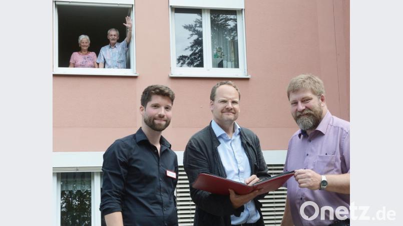 Die einen begutachten schon einmal die Wohnung, die anderen checken die Pläne: Hilde Zebisch und Alois Fraunholz (oben), sowie Heimleiter Denis Parchomenko, Alexander Trapp und Bernhard Feuerecker (unten, von links) von der AWO. Bild: Gabi Schönberger