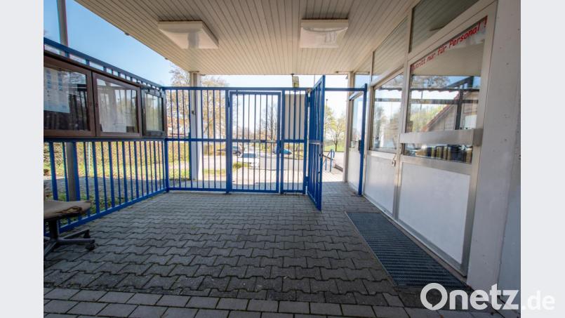 Noch sieht der Eingangsbereich im Freibad aus wie immer. Bald wird sich hier aber einiges ändern. Ein neues Kassensystem mit Ticketautomat ersetzt die bisherige Saisonkraft an der Kasse. Bild: pml