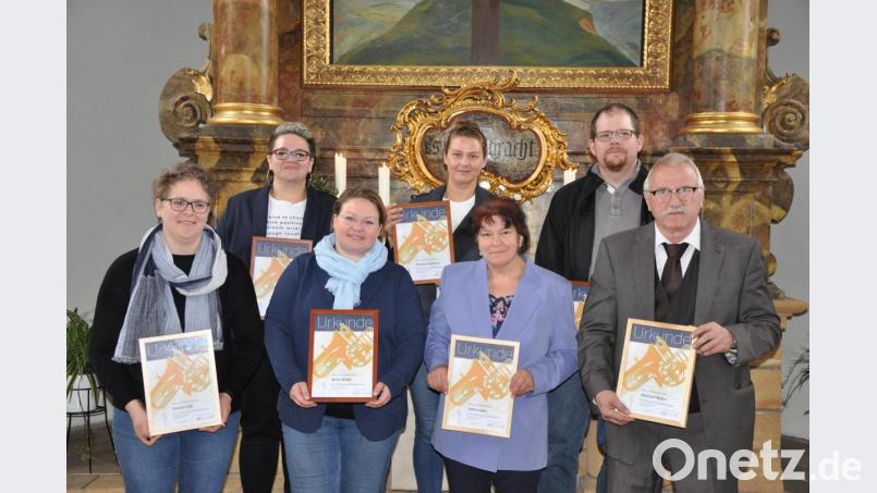 Diese Bläser musizieren schon seit mindestens 25 Jahren zusammen im Posaunenchor Thansüß. Vorne, von links: Carolin Gall und Anne Müller (25 Jahre), Jutta Luber (40 Jahre) und Heinrich Müller (50 Jahre). Hinten, von links: Susanne Meyer, Theresa Ionescu und Philipp Grünbauer (alle 25 Jahre). Bild: Markus Dreyer