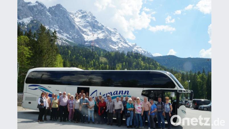 Die Reise in die Berge, hier vor der mächtigen Kulisse der Zugspitze, Deutschlands höchstem Berg, wird für viele Teilnehmer der Fahrt des VdK-Ortsverbandes Neustadt ein unvergessliches Erlebnis bleiben. Bild: prh