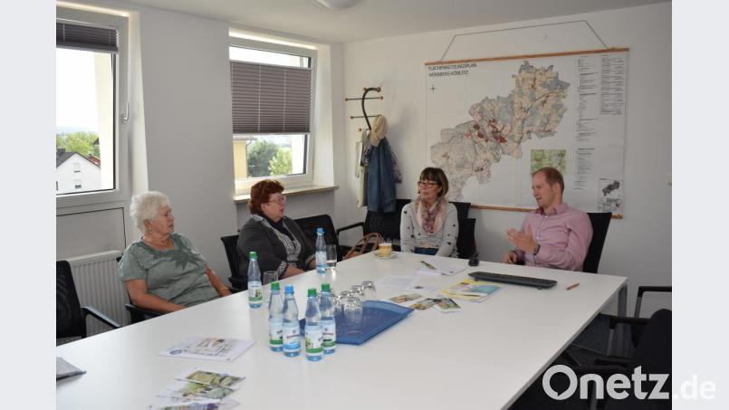 Wie wollen wir im Alter leben? Darauf suchen (vorn rechts) Bürgermeister Konrad Kiener, Barbara Wilke, Anneliese Fiedler und Annemarie Luley Antworten. Bild: bnr