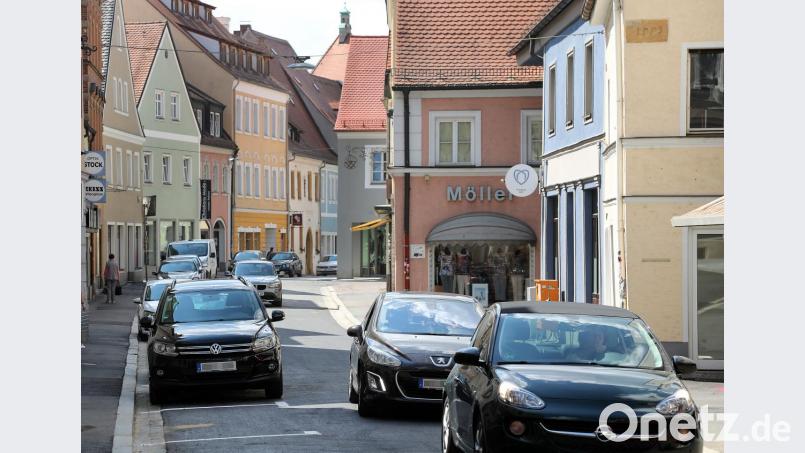 Die Untere Nabburger Straße am Dienstagnachmittag – der Verkehr fließt wieder so, wie es die Amberger gewohnt sind. Bild: Wolfgang Steinbacher