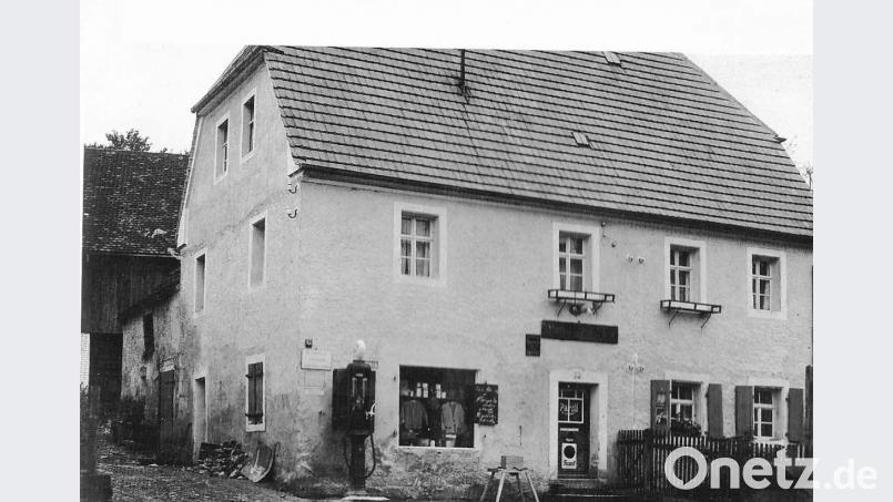 Ende der 1920er Jahre richtete das Kolonialwarengeschäft Schmidt/Schuhmann in der Auerbacher Straße die erste Tankstelle ein. Repro: ü