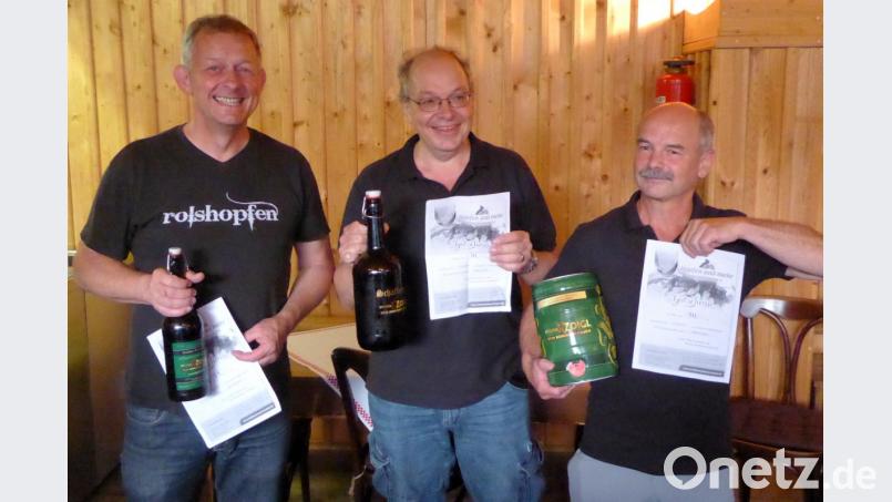 Die Sieger der Bierprämierung. Von links: Klaus Rolshofen (3.), Keith Moore (2.) und Gunnar Gräßler (1.) Bild: fsb
