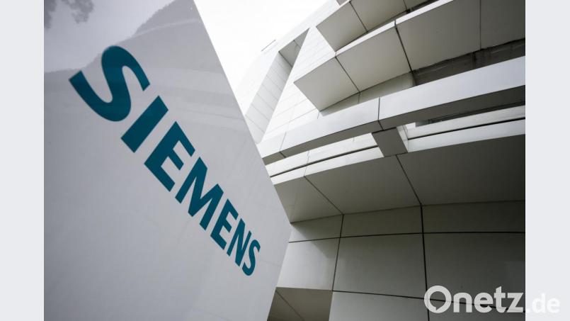 Das Logo von Siemens auf einer Stele. Foto: Peter Kneffel/Archivbild Bild: Peter Kneffel
