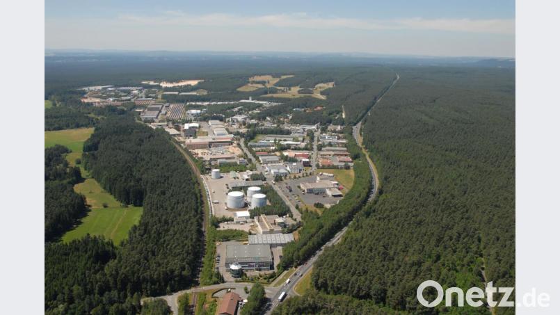 Das Gewerbegebiet Weiden-West IV (rechts im Wald) kostet viele Millionen Euro. Der Quadratmeterpreis überschreitet vermutlich die Vorstellungen der Weidener Stadträte. Luftbild: Michael Ascherl [Michael Ascherl] (michael.ascherl@oberpfalzmedien.de, mascherl)