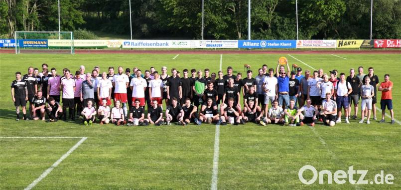Zwölf Teams traten beim &quot;Eberhard-Klamt-Cup&quot; im Sportzentrum Kreinzl beim Fußball gegeneinander in einem Gauditurnier an. Hinterher wurde weitergefeiert. Im TSV-Zelt mit &quot;Pop nach 8&quot;. Bild: njn