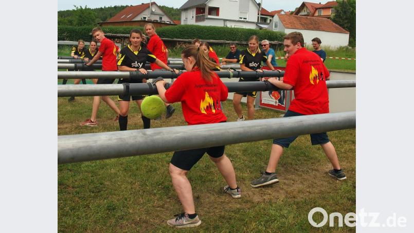 Spannend waren die Spiele, hart der Einsatz der Mannschaften beim Vilshofener Menschen-Kicker-Turnier. Bild: sön