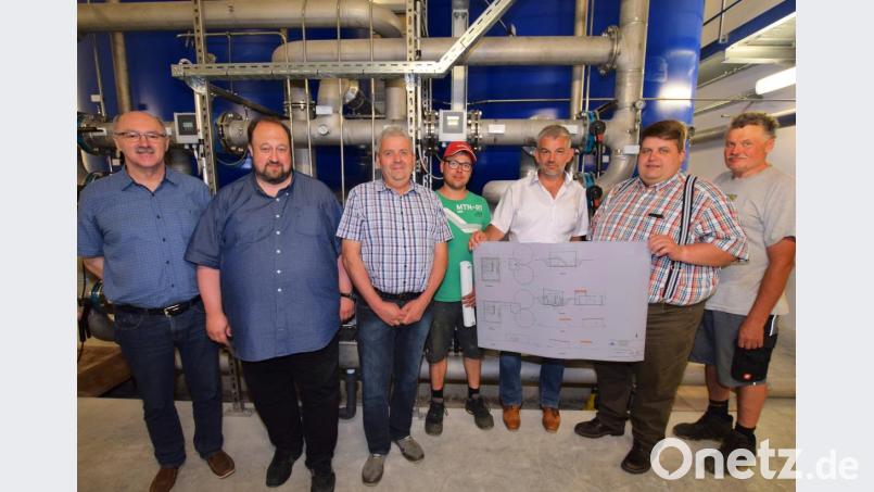 Zum Ortstermin an der neuen Anlage versammeln sich (von links) VG-Leiter Siegfried Holler, Diplom-Geologe Udo Hartmann, Verbandsrat Hans Pirner, Wasserwart Peter Kölbel, die Verbandsvorsitzenden Roger Hoffmann und Dieter Dehling sowie Wasserwart Ernst Herbst. Bild: no