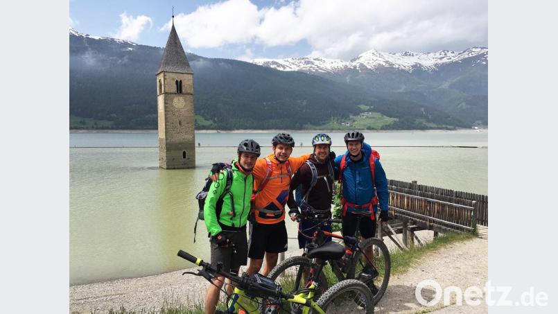 Florian Bösl (von links), Ralph Egeter, Benedikt Ach und Michael Herrmann machen Pause am Stausee am Reschenpass und sind nicht mehr weit von ihrem Endziel entfernt. Bild: privat