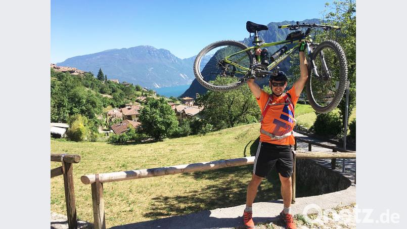 Da ist das Ding: Ralph Egeter bejubelt in Torbole seine erste Alpenüberquerung mit dem Mountainbike. Bild: privat