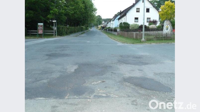Keine Frage. Die Böhmerwaldstraße bedarf dringend einer Sanierung. Aber auch die davon abgehenden Straßen in der Siedlung weisen Schäden auf. Im Stadtrat wurde am Dienstag die Entwurfsplanung vorgestellt. Bild: Portner