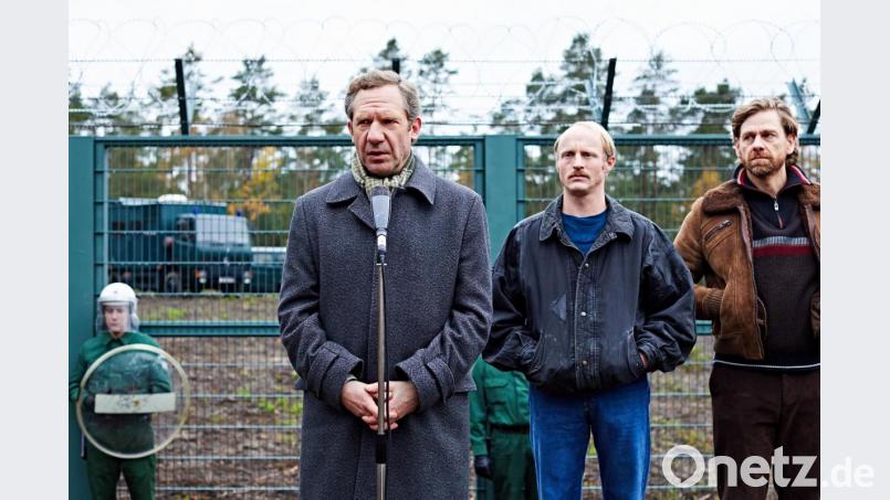 „Wackersdorf“ mit Johannes Zeiler (links) als Hans Schuierer ist einer der Filme, die beim Open-Air-Kino im Burghof gezeigt werden. Bild: exb/Alamode-Film