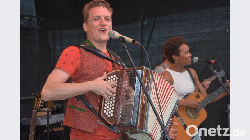 Leadsänger Leo Meixner mit Sängerin Yinet Rojas sind die tragenden Säulen der „CubaBoarischen 2.0“. Bild: jr