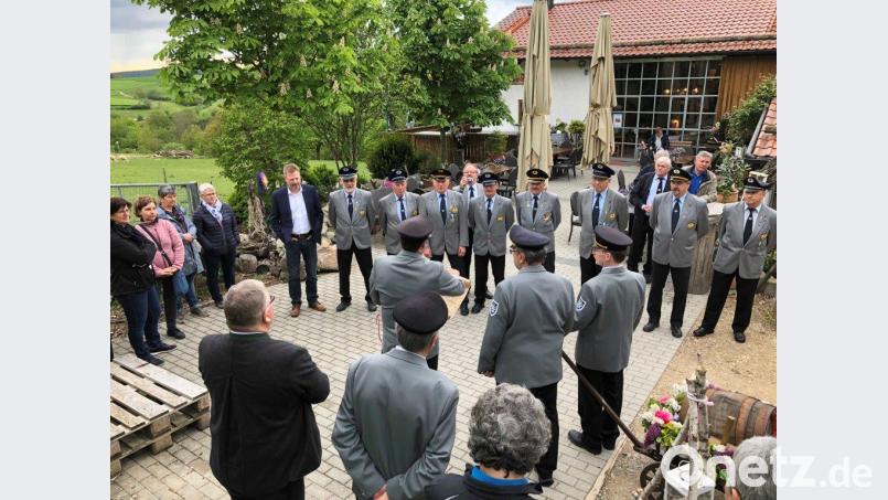 Patenbitten des Soldaten- und Kriegervereins Kemnath auf der Schmie-Alm in Wutschdorf: Die Krieger- und Soldatenkameradschaft Wutschdorf-Freudenberg nimmt den Antrag an. Bild: gri