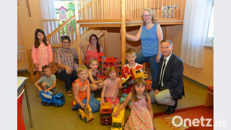 Durch die Containerlösung können noch weitere freie Plätze im Evangelischen Haus für Kinder Gottfried Sperl angeboten werden. Der evangelische Stadtpfarrer Dieter Schinke (rechts) und Uli Münchmeier (Zweiter von links) vom Hilfsverein sind darüber mit stellvertretender Leiterin Anke Mittelmeier (Zweite von rechts) mehr als erfreut. Bild: dob