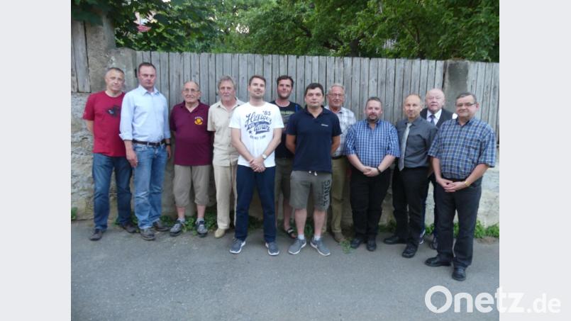 Die neugewählten Funktionsträger der Reservistenkameradschaft: (von links) Johannes Brand, Johannes Schreglmann, Reinhold Graßler, Willy Dietrich, Christoph Zimmermann, Bernd Kroher und Richard Landgraf mit drittem Bürgermeister Klaus Lehl, Thomas Riedl, Manfred Zettl und Günther Bogner vom Kreisverband sowie Stadtverbandsvorsitzendem Dieter Kies. Bild: rn