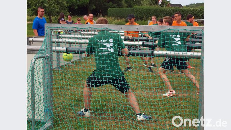 Das Menschen-Kicker-Turnier lockte rund 300 Zuschauer an. Bild: sön