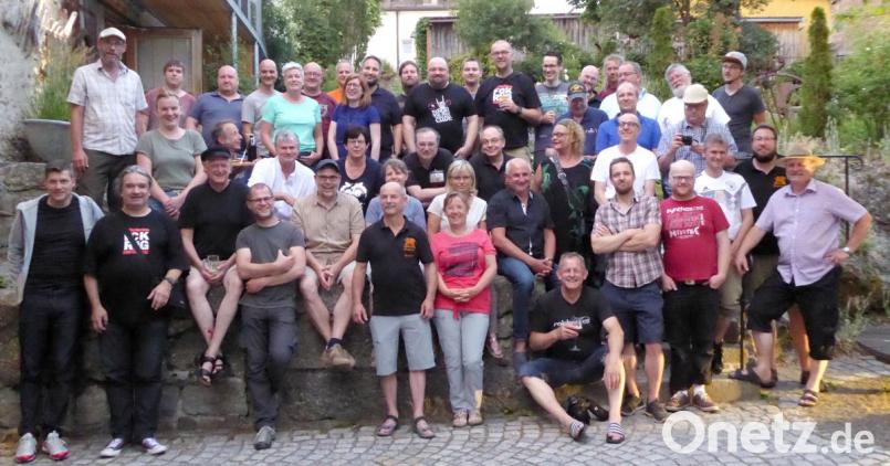 Gruppenbild zum Abschied mit Organisator Wolfgang Nicklas (hinten, links), Mitorganisator Christoph Zinkl (vorne, rechts), Jurysprecher Stephan Schreiber (vorne, Zweiter von links) sowie Biersieger Gunnar Gräßler (vorne, Sechster von links) Bild: fsb