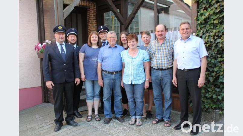 Georg Prem (Fünfter von links, mit Gattin Resi), freute sich über die Geburtstagsgratulanten aus den Vereinen – und dass ihm auch Bürgermeister Norbert Eckl (rechts) zum 80. Geburtstag seine Aufwartung machte. Bild: frd