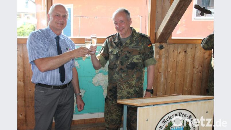 Bürgermeister Walter Schauer und Generalmajor Norbert Wagner stießen auf vor dem Eintrag ins Thansteiner Gästebuch gemeinsam an. Bild: dl