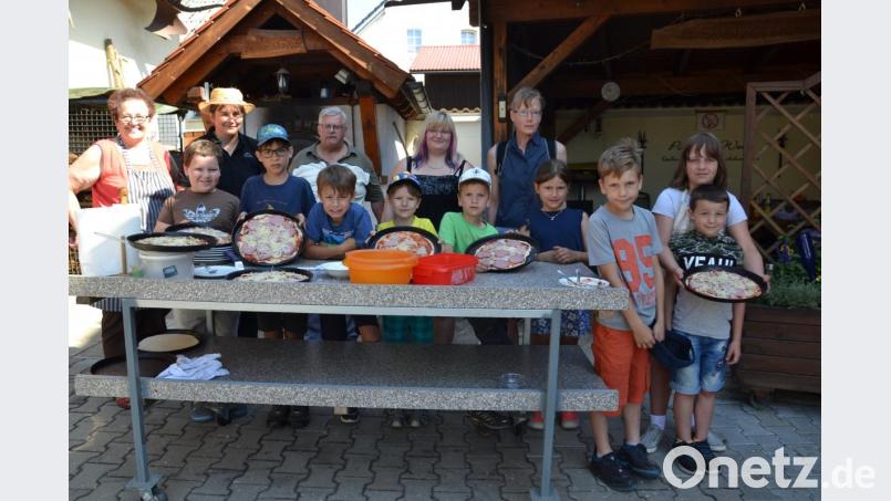 Zur Wanderung und Pizzabacken in der Bäckerei Held in Burgtreswitz waren die Ferienkids mit dem Betreuerteam unterwegs. Bild: gi