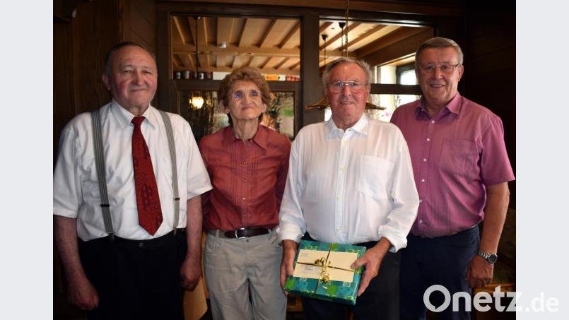 Glückwünsche zum 80. Geburtstag (von links): Hans Trautmann, Ehefrau Lydia und Jubilar Willi Renner sowie Bürgermeister Hans Koch. Bild: wku