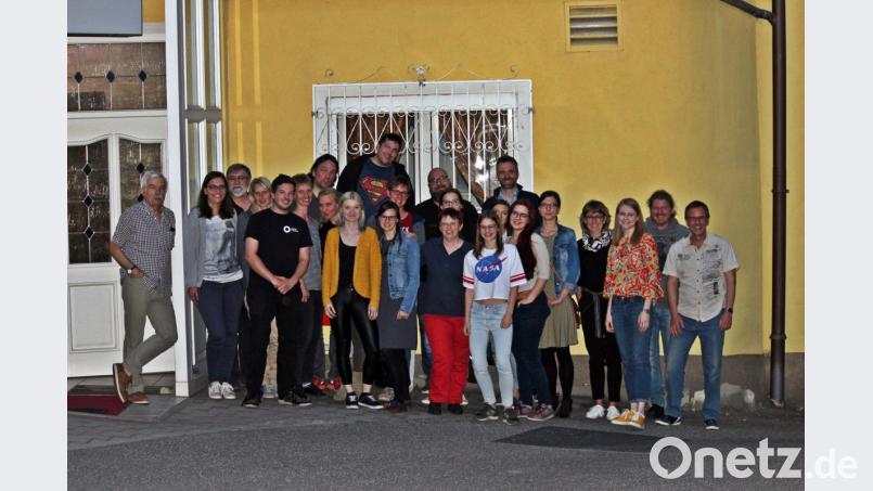 Der Ovigo-Theaterverein aus Oberviechtach hat derzeit allen Grund zur Freude. Nach sehr erfolgreichen Aufführungen von „Pippi Langstrumpf“ und „A Clockwork Orange“ begrüßte der Vorsitzende Florian Wein fast 30 gut gelaunte Mitglieder zur Jahreshauptversammlung. Bild: exb