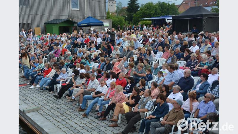 Eine mehr als eindrucksvolle Kulisse bildeten die mehr als 2500 Besucher. Sie alle erlebten eine laue Sommernacht mit echten bayerischen und karibischen Rhythmen. Bild: jr