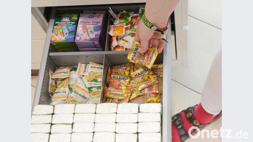Gummibärchen, Hustenbonbons oder Taschentücher: Damit ist jetzt erst mal Schluss. Die Schublade in der Mohren-Apotheke in Weiden geht nur noch bei frei verkäuflichen Medikamenten auf. Bild: pmen