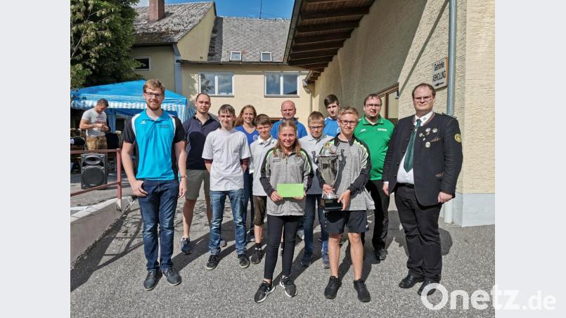 Die besten drei Teams des Blasrohrschießens kamen aus Oberlind, Frankenreuth und Waldheim und den Teams gratulierten (von rechts) Gauschützenmeister Stefan Brandmiller, Bezirkssportleiter Florian Frischmann und Gaujugendleiter Valentin Kellner (links). Bild: gz