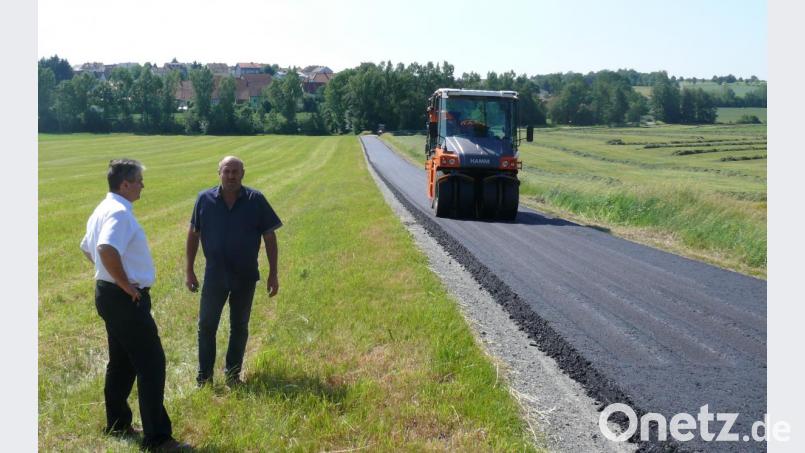 Die Asphaltierung der Kößlmühlstraße erfolgte bei brütender Hitze. "Da kommt man schon beim Zuschauen ins Schwitzen", meinte Bürgermeister Andreas Wutzlhofer (links), der mit Außendienstleiter Karl Frey vor Ort war. Bild: dob