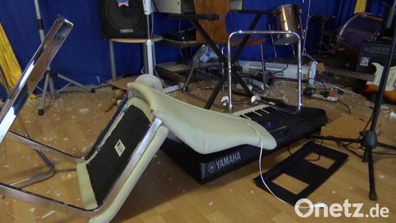 Zerstörte Musikinstrumente. Bild: Alexander Auer