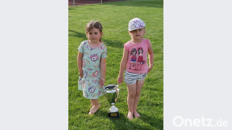 Den Siegercup der Gemeinde überreichten Theresa Brenner (links) und Emilie Bauer. Bild: gz