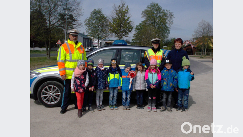 Als wissbegierig zeigten sich Vorschulkinder an den beiden Verkehrserziehungstagen mit den Beamten der Polizeiinspektion Eschenbach. Bild: do