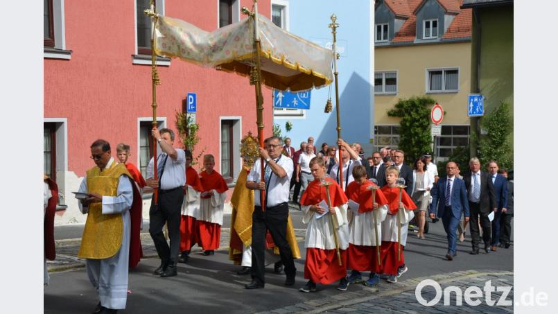 Der Regen hatte aufgehört, sogar die Sonne strahlte am Fronleichnamstag zur Prozession vom Himmel. Bild: jr