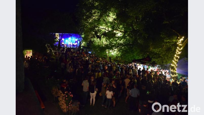 Unter lauschigen Bäumen feierten rund 450 Gäste im Ambiente des historischen Pfarrhofs den 950. Geburtstag von Wurz. Das Unplugged-Konzert der Partyband Highline war die dritte Veranstaltung in der Festwoche. Bild: szl