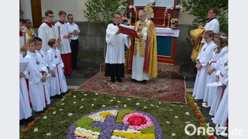 Stadtpfarrer Anton Flierl betete am Altar. Bild: jr