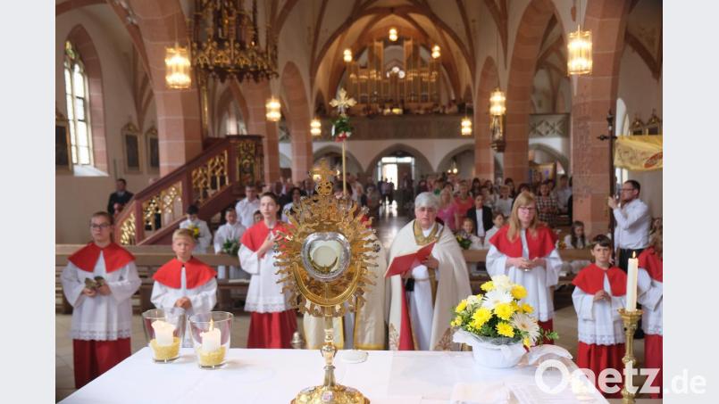 Wegen der schlechten Wetterprognosen verlegte die Pfarrei Eschenbach ihre Fronleichnamsprozession kurzerhand in die Stadtpfarrkirche. Bild: do