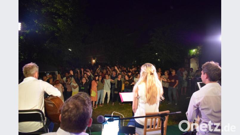 Die Partyband Highline spielte anlässlich der 950-Jahr-Feier von Wurz ein unpluggeld Konzert unter den Bäumen im Wurzer Pfarrhof. Rund 450 Gäste genossen einen lauschigen Sommerabend. Bild: szl