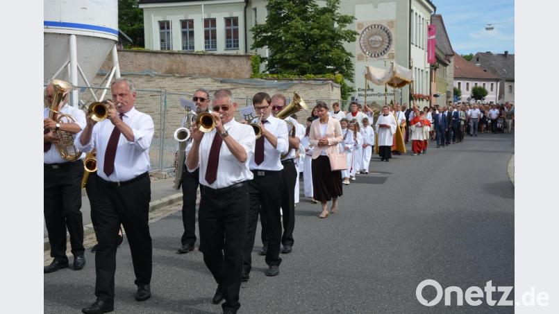 Immer wieder ein beeindruckendes Bild, die Fronleichnamsprozession der katholischen Kirche, wie hier durch die Straßen der Kreisstadt. Bild: jr