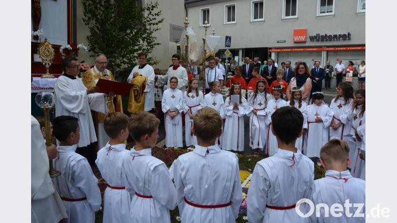 Erste Station der Tirschenreuther Fronleichnamsprozession war an der Fatimakirche, dort hatte die Jugend der Kreisstadt einen herrlichen Blumenteppich gelegt. Stadtpfarrer Georg Flierl leitete die Gebete. Bild: jr