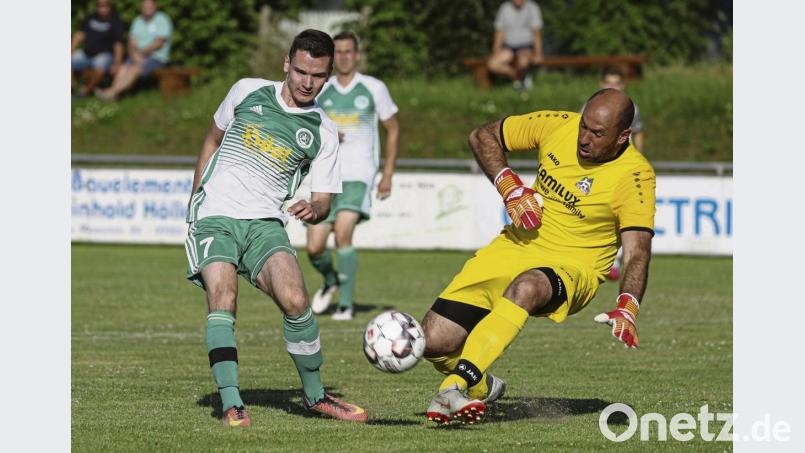 Der SV Mitterteich gewann am Mittwochabend sein erstes Vorbereitungsspiel beim FC Rehau mit 3:1. Hier taucht Neuzugang Florian Reich vor dem Rehauer Torwart Matthias Karnitzschky auf. Bild: Michael Ott