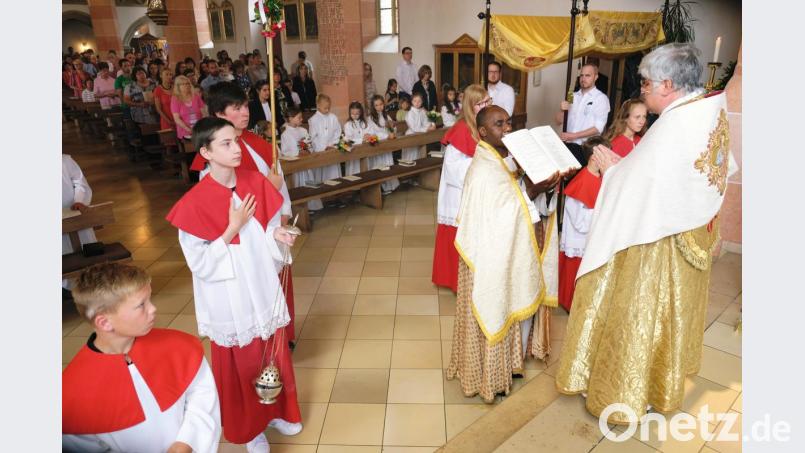 Wegen der schlechten Wetterprognosen verlegte die Pfarrei Eschenbach ihre Fronleichnamsprozession kurzerhand in die Stadtpfarrkirche. Bild: do