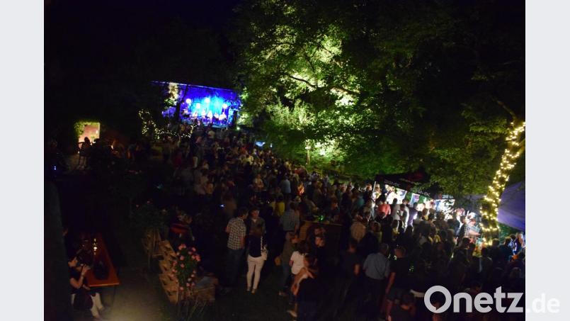 Die Partyband Highline spielte anlässlich der 950-Jahr-Feier von Wurz ein unpluggeld Konzert unter den Bäumen im Wurzer Pfarrhof. Bild: szl